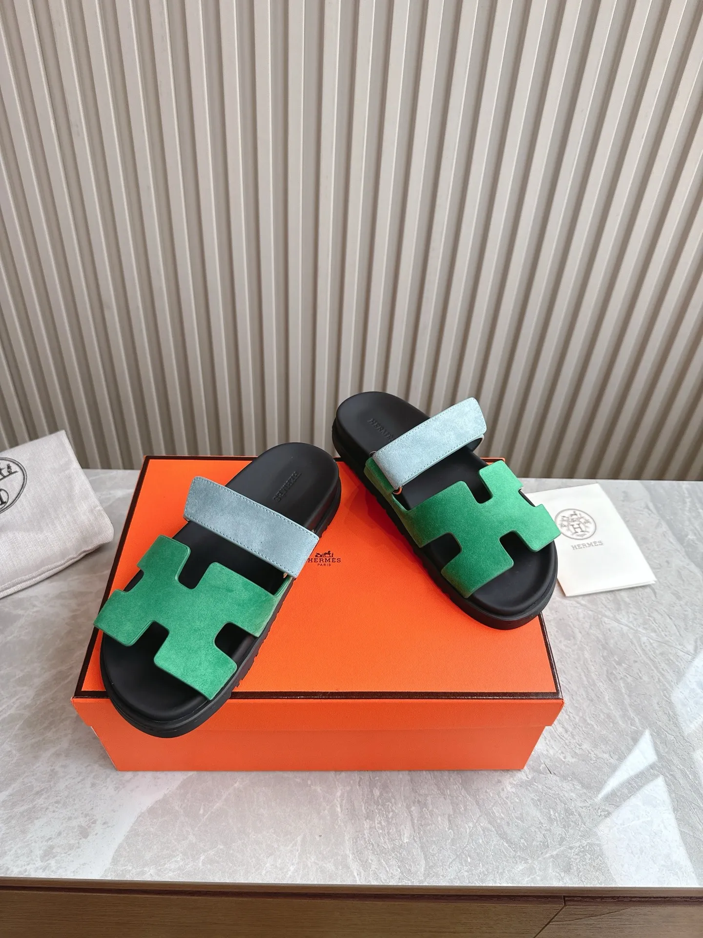p480🐮🐮Couple model (top version) H family 2024 spring and summer new style HERMES Hermes' recently popular couple model pig nose angle sandals and slippers, paired with various colorful socks, popular. Upper: imported original deerskin (the genuine leather edging is not ordinary super migration). Lining: imported genuine leather. Outsole: Tpu non-slip and wear-resistant outsole. Size: Female 35-42 (40/42 non-returnable and non-exchangeable) Male size: 39-45 (45 non-refundable and non-exchangeable)